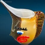 Vaso scultura in vetro surrealista con design elegante e linee sinuose, perfetto per arredare ambienti moderni ed eleganti.