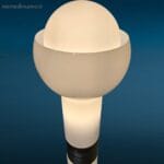 41244_3.jpg Lampada da appoggio design italiano in vetro di Murano bianco opalino con base cilindrica e palloni concentrici.