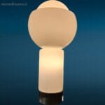 41244_5.jpg Lampada da appoggio design italiano in vetro di Murano bianco opalino con base cilindrica e palloni concentrici.