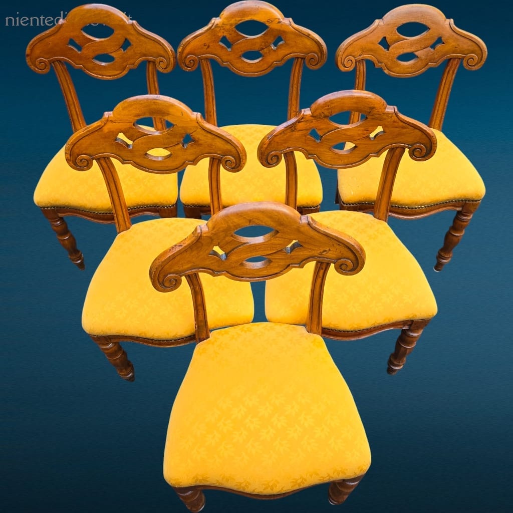 Set di sei sedie in noce 800 con struttura robusta e finemente lavorata, ideale per arredare ambienti eleganti e senza tempo.