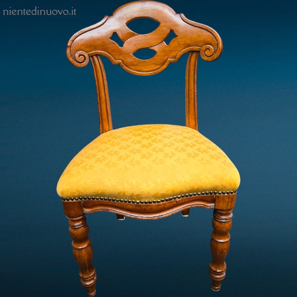 Set di sei sedie in noce 800 con struttura robusta e finemente lavorata, ideale per arredare ambienti eleganti e senza tempo.