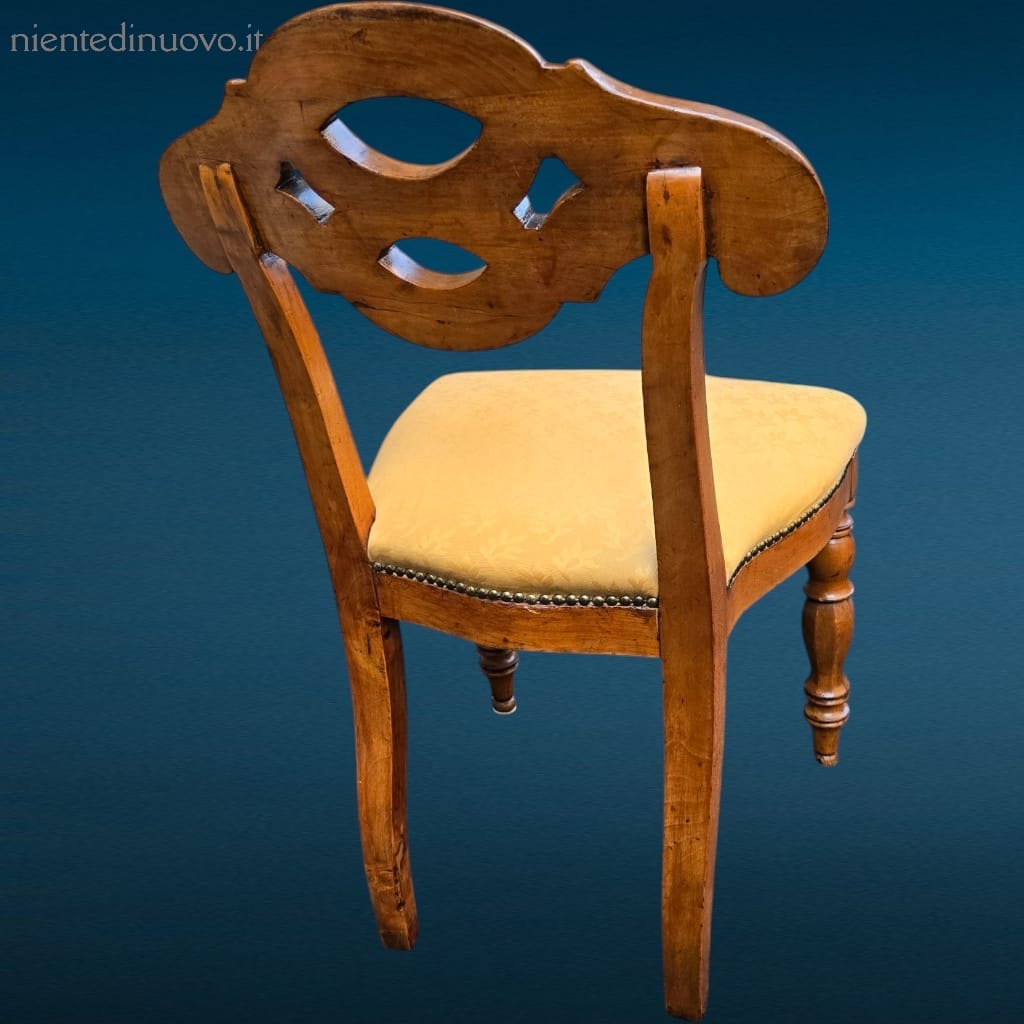 Set di sei sedie in noce 800 con struttura robusta e finemente lavorata, ideale per arredare ambienti eleganti e senza tempo.