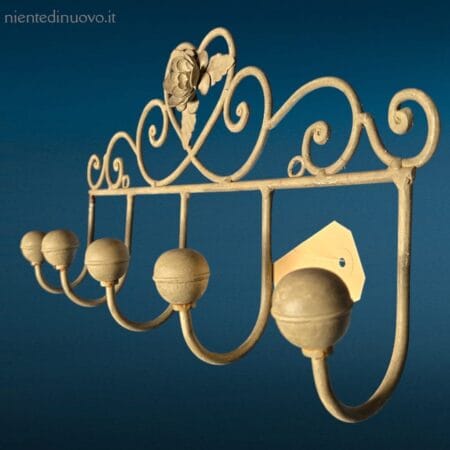 Appendiabiti a 5 ganci in ferro stile provenzale con decoro a riccioli e rosa centrale