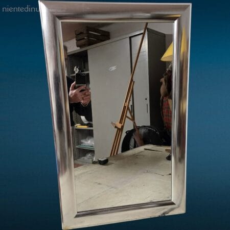 specchio moderno con cornice il legno argento