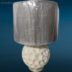 41265_1.jpg Lampada da tavolo con base in ceramica bianca lavorata e paralume moderno in filamenti argento
