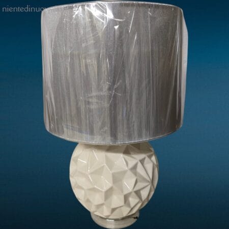 Lampada da tavolo con base in ceramica bianca lavorata e paralume moderno in filamenti argento