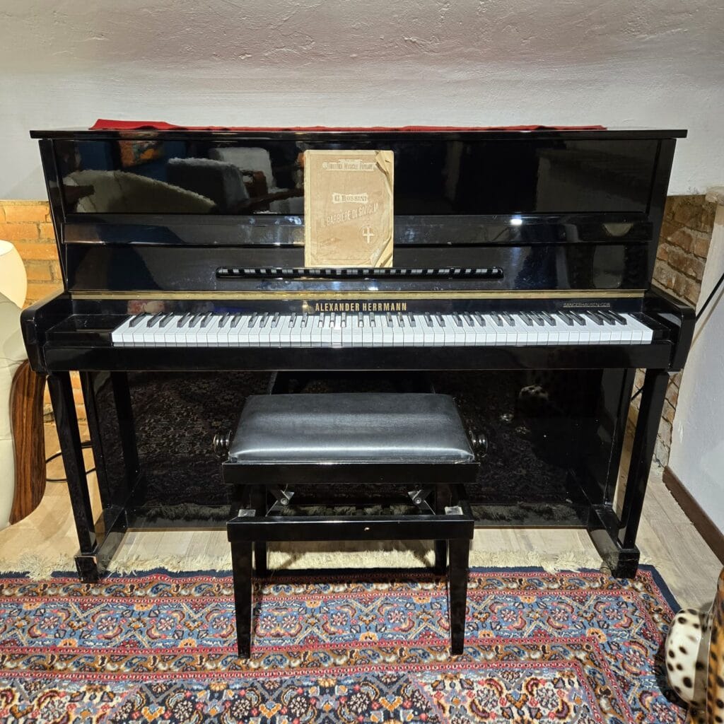 41266.jpg Pianoforte Verticale Alexander Herrmann in un contesto vintage, perfetto per nuovi studenti
