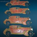 Pannello auto d'epoca in latta con tracce di ruggine, perfetto per collezionisti e amanti dello stile vintage.