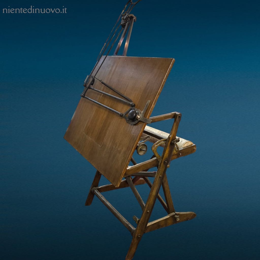 04672.jpg Antico tecnigrafo in legno Meli Bergamo, struttura in legno e metallo, meccanismo regolabile parzialmente bloccato, ideale per arredamento industriale o collezionismo tecnico.