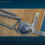 04672_1.jpg Antico tecnigrafo in legno Meli Bergamo, struttura in legno e metallo, meccanismo regolabile parzialmente bloccato, ideale per arredamento industriale o collezionismo tecnico.