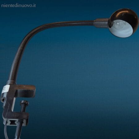 Lampada da tavolo vintage snodabile Stilplast con morsetto, braccio regolabile e design italiano.