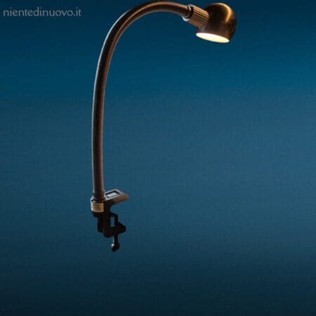 Lampada da tavolo vintage snodabile Stilplast con morsetto, braccio regolabile e design italiano.