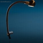 Lampada da tavolo vintage snodabile Stilplast con morsetto, braccio regolabile e design italiano.