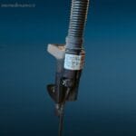 Lampada da tavolo vintage snodabile Stilplast con morsetto, braccio regolabile e design italiano.