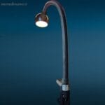 Lampada da tavolo vintage snodabile Stilplast con morsetto, braccio regolabile e design italiano.
