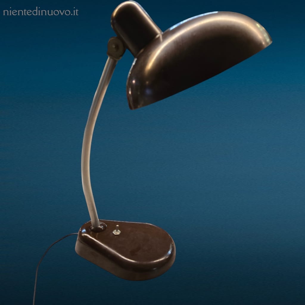 41280.jpg Lampada da tavolo ministeriale vintage in metallo marrone anni ‘60 con stelo regolabile e base appesantita.