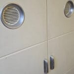 41283_6.jpg Dispensa anni 50 in legno con vetri acidati e maniglie in alluminio