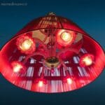 04676_1.jpg Lampadario vintage con paralume rosso in fili e struttura in vetro con 6 bracci e coppette