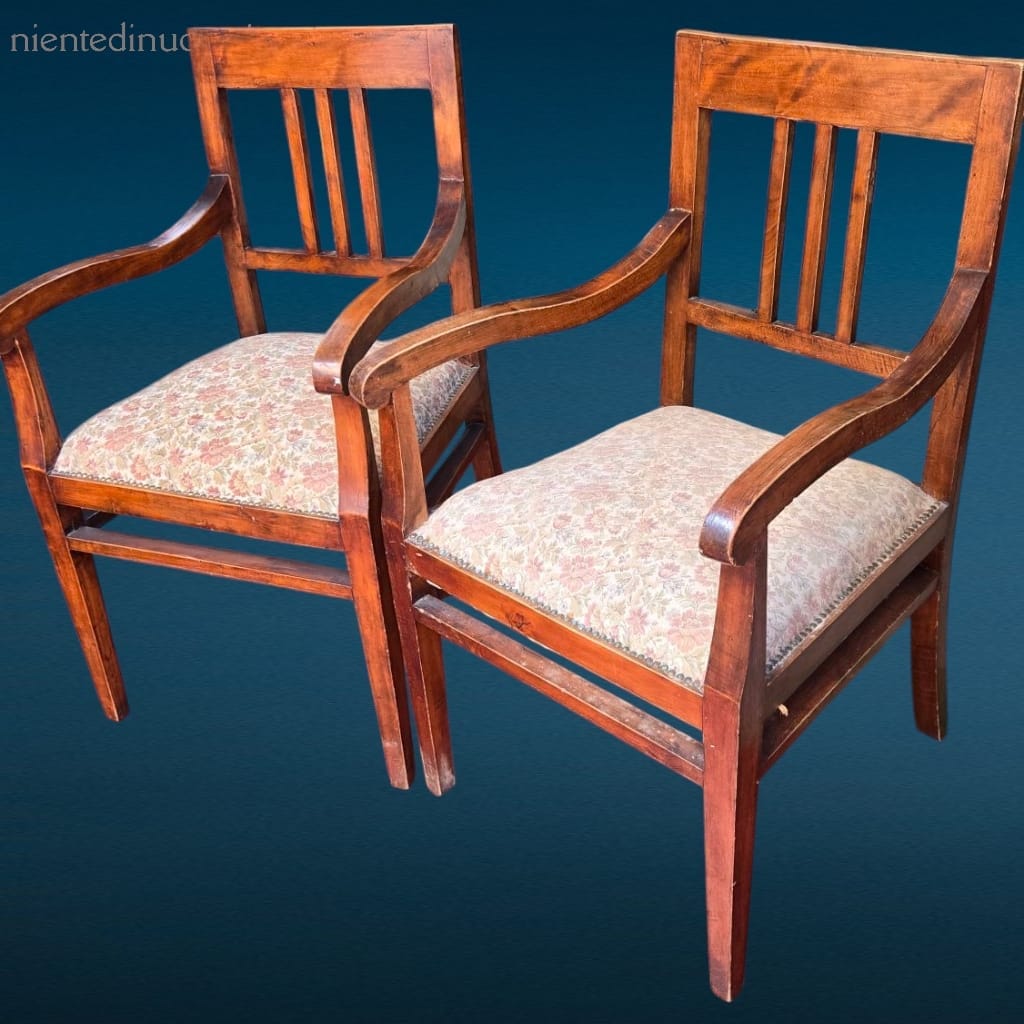 04695.jpg coppia di poltroncine in legno imbottite con braccioli e seduta ampia