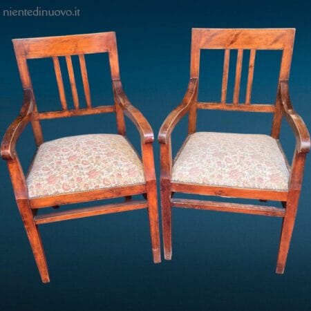 coppia di poltroncine in legno imbottite con braccioli e seduta ampia