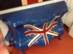 38216_1.jpg Comò pipistrello inglese in legno decorato con bandiera britannica