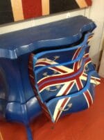 38216_2.jpg Comò pipistrello inglese in legno decorato con bandiera britannica