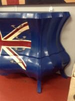 38216_3.jpg Comò pipistrello inglese in legno decorato con bandiera britannica