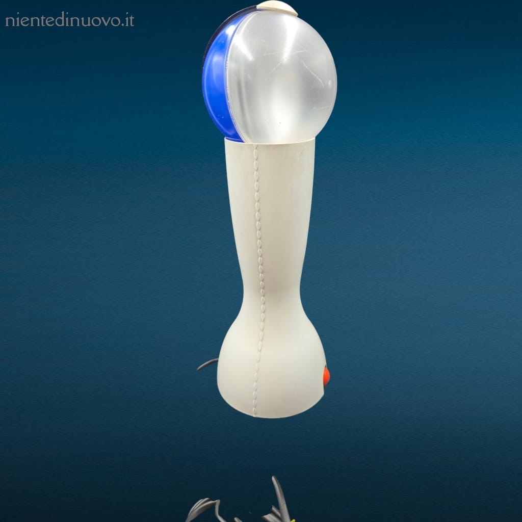 41294.jpg Lampada Artemide Gilda Blu vintage anni ‘90, design Silvia Capponi e In Suk Il, funzionante con leggera incrinatura nel riflettente.
