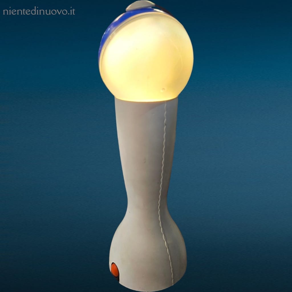 Lampada Artemide Gilda Blu vintage anni ‘90, design Silvia Capponi e In Suk Il, funzionante con leggera incrinatura nel riflettente.