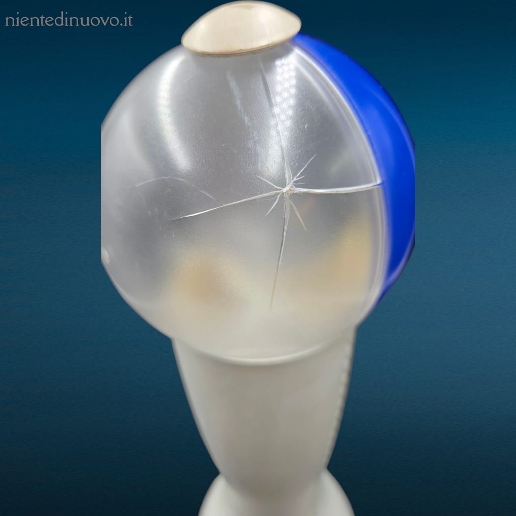 Lampada Artemide Gilda Blu vintage anni ‘90, design Silvia Capponi e In Suk Il, funzionante con leggera incrinatura nel riflettente.