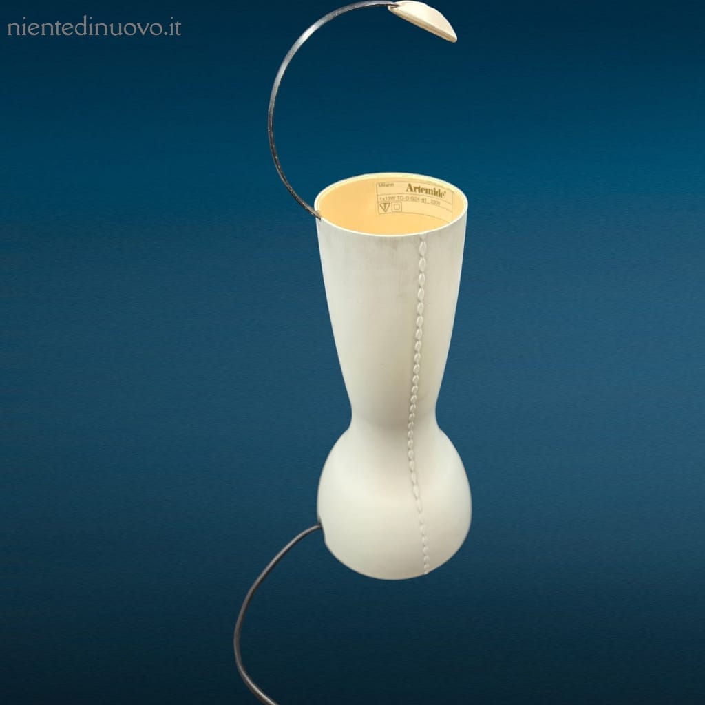 Lampada Artemide Gilda Blu vintage anni ‘90, design Silvia Capponi e In Suk Il, funzionante con leggera incrinatura nel riflettente.
