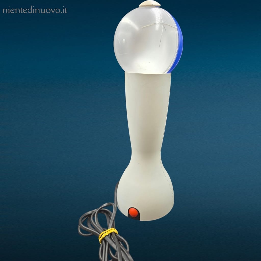 Lampada Artemide Gilda Blu vintage anni ‘90, design Silvia Capponi e In Suk Il, funzionante con leggera incrinatura nel riflettente.