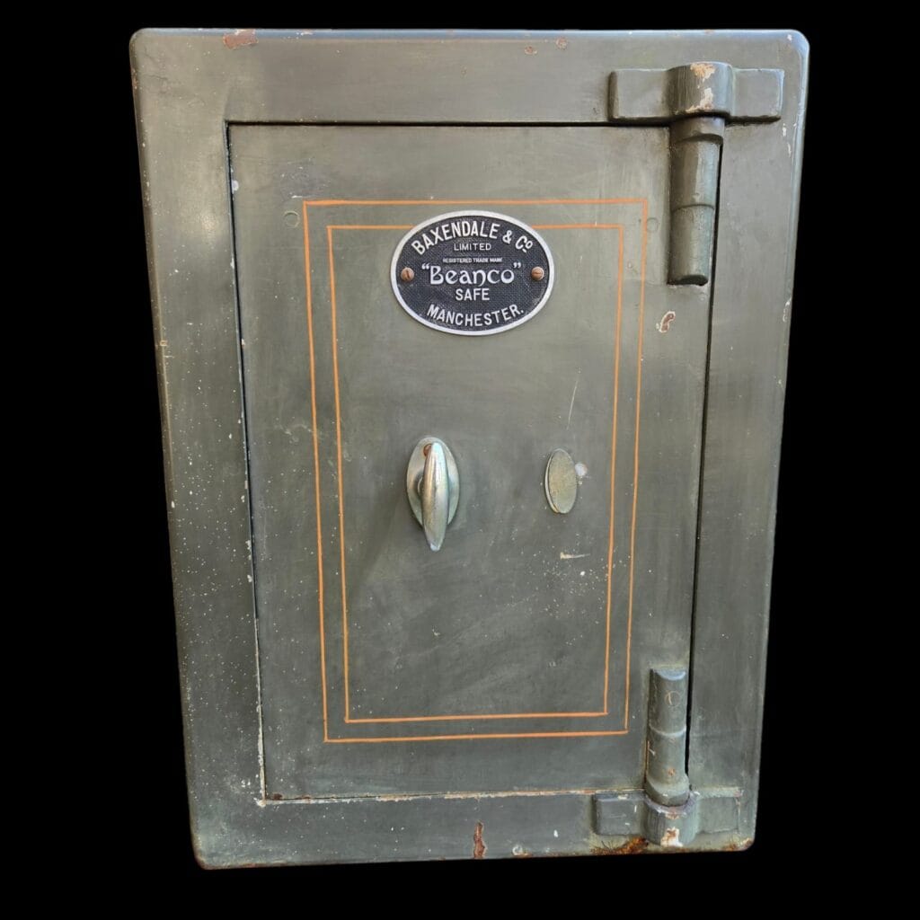 04550.jpg Cassaforte inglese d'epoca con chiavi originali, vano interno e due cassetti