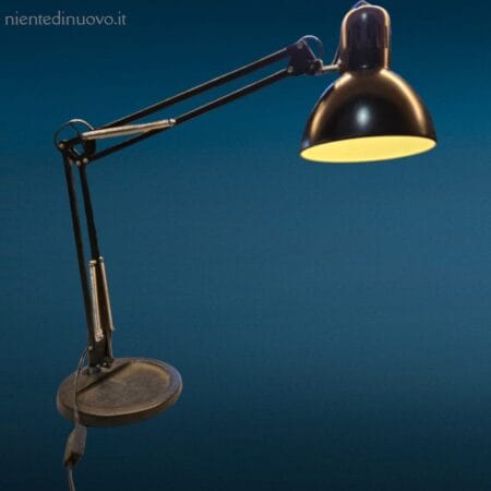 lampada a molle snodata con base in ghisa colore nero, stile vintage industriale