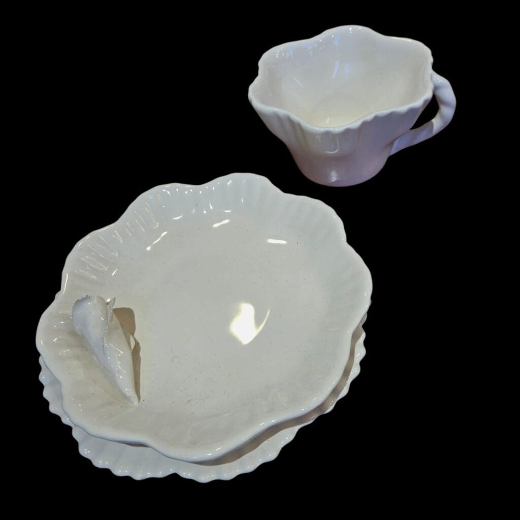Servizio da tè in ceramica per 4 persone con teiera, tazze sagomate e piattini eleganti