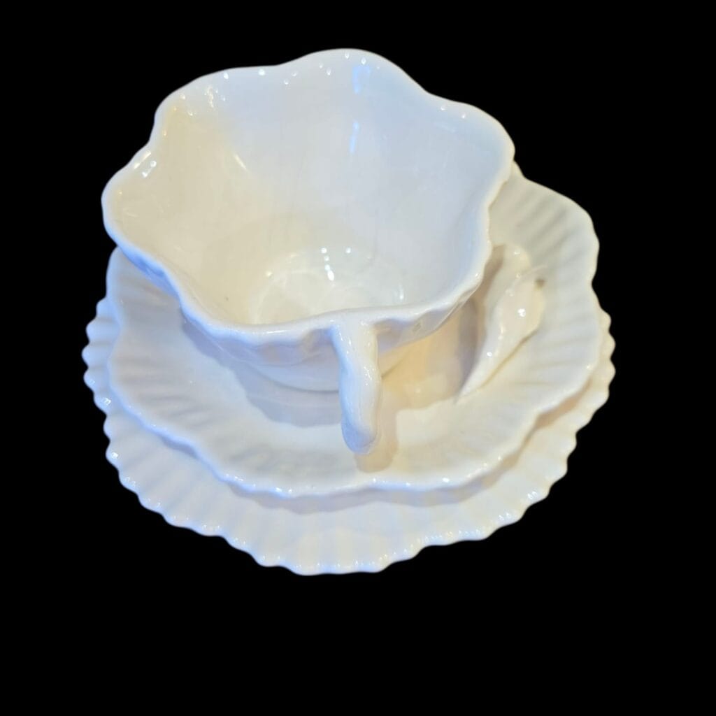 Servizio da tè in ceramica per 4 persone con teiera, tazze sagomate e piattini eleganti