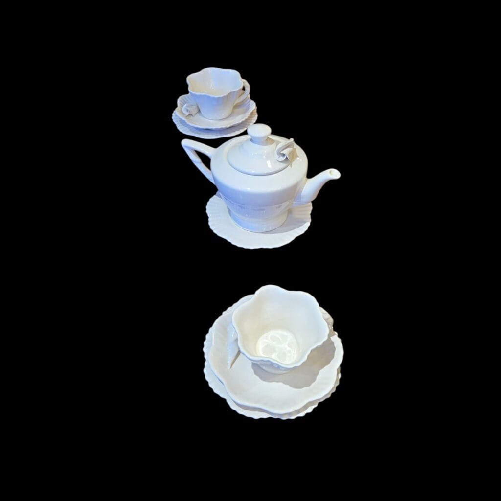 Servizio da tè in ceramica per 4 persone con teiera, tazze sagomate e piattini eleganti