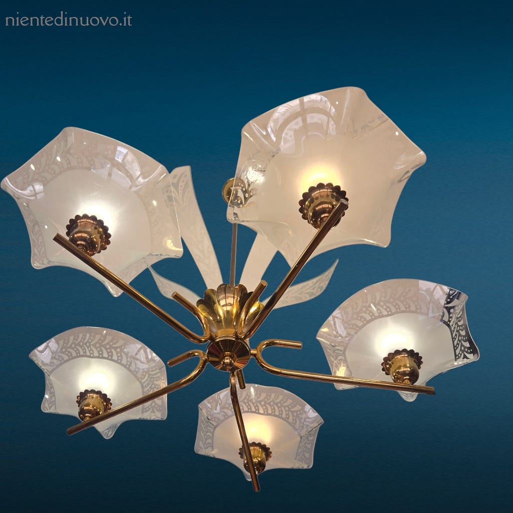 lampadario anni 50 in vetro e ottone con coppe lavorate e struttura floreale