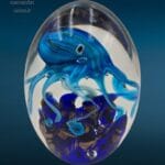 Palla di vetro con polpo artistico colorato al suo interno