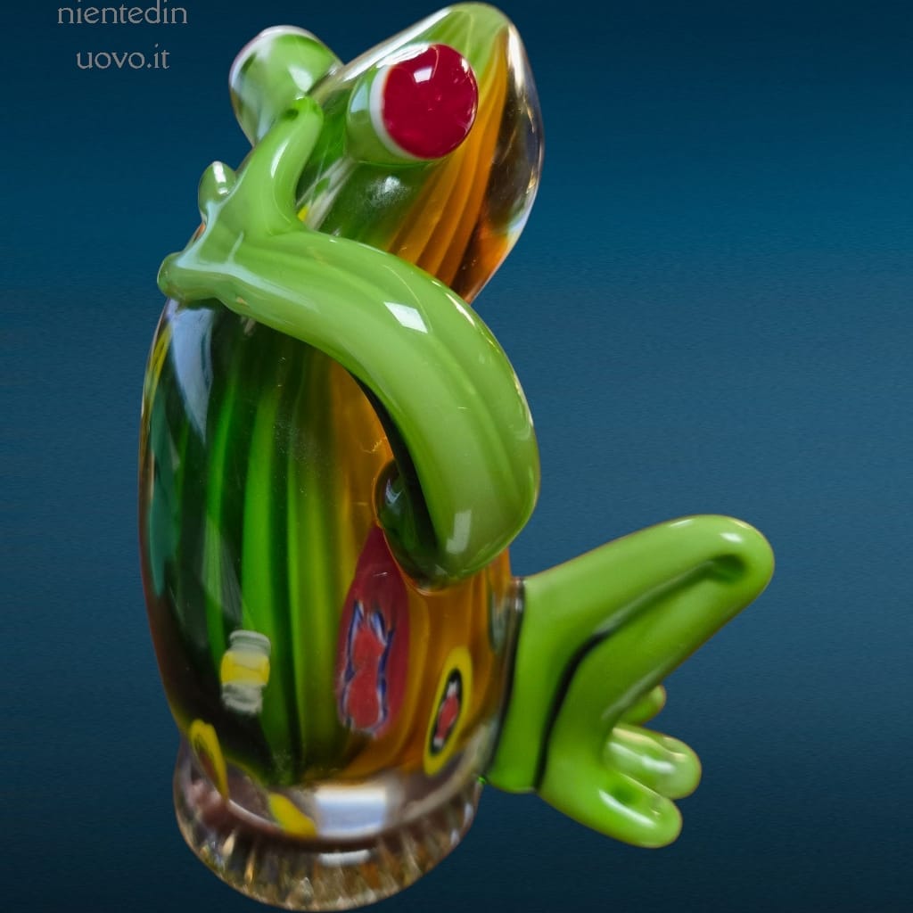 Scultura artigianale di rana in vetro verde colorato