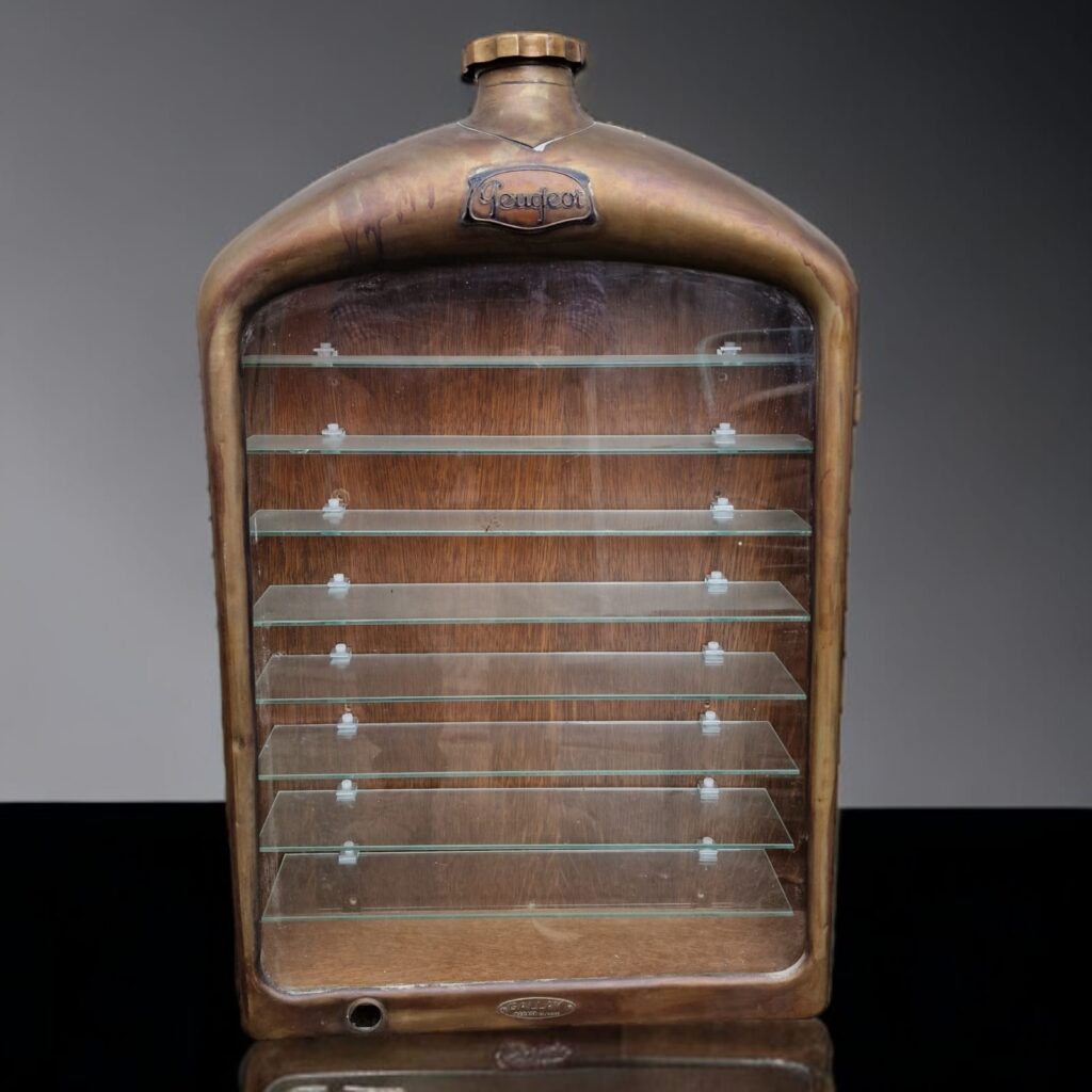 41049.jpg Vetrinetta realizzata da radiatore Peugeot per esposizione modellini
