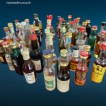 Collezione di mignon vintage con bottigliette assortite da collezione