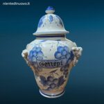 04701.jpg Vaso da Farmacia Erboristeria in ceramica decorata con coperchio e motivi fruttati
