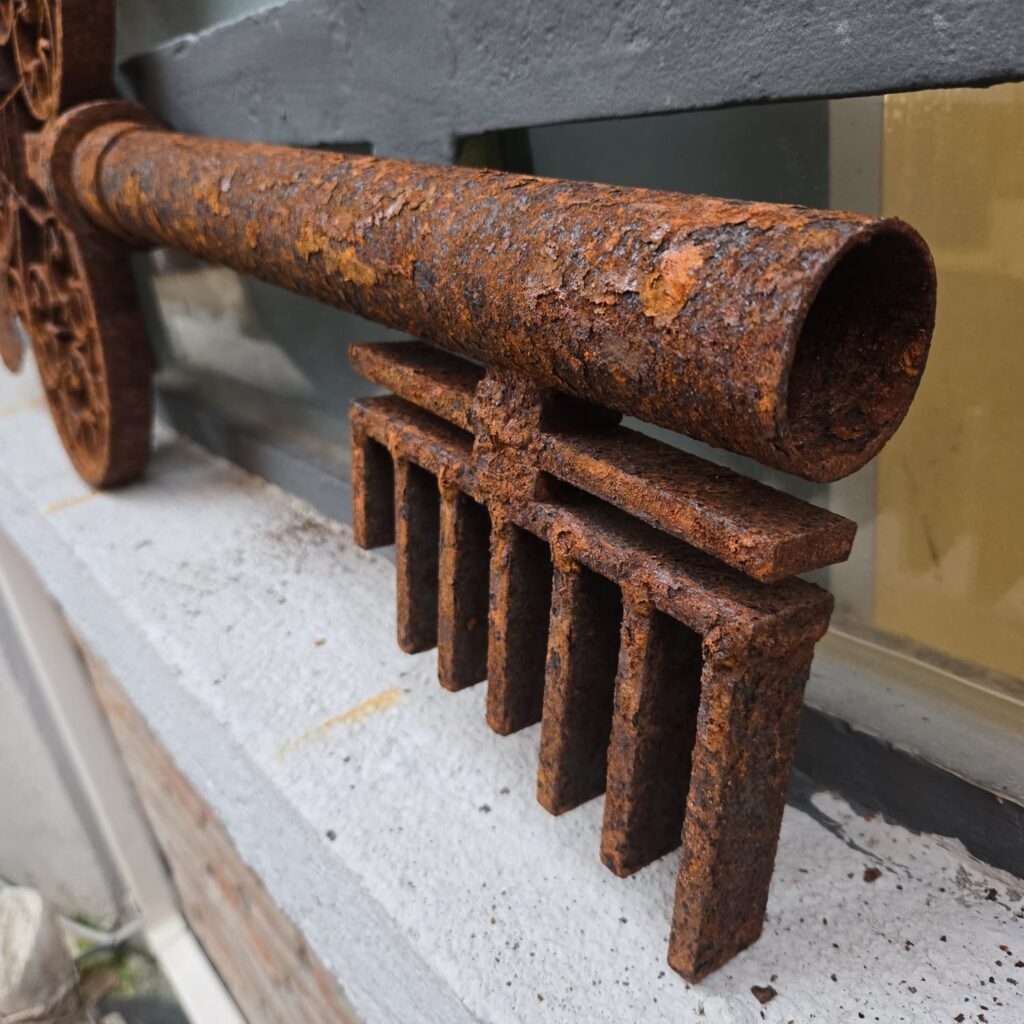 Chiave decorativa in ferro arrugginito da esterno stile vintage