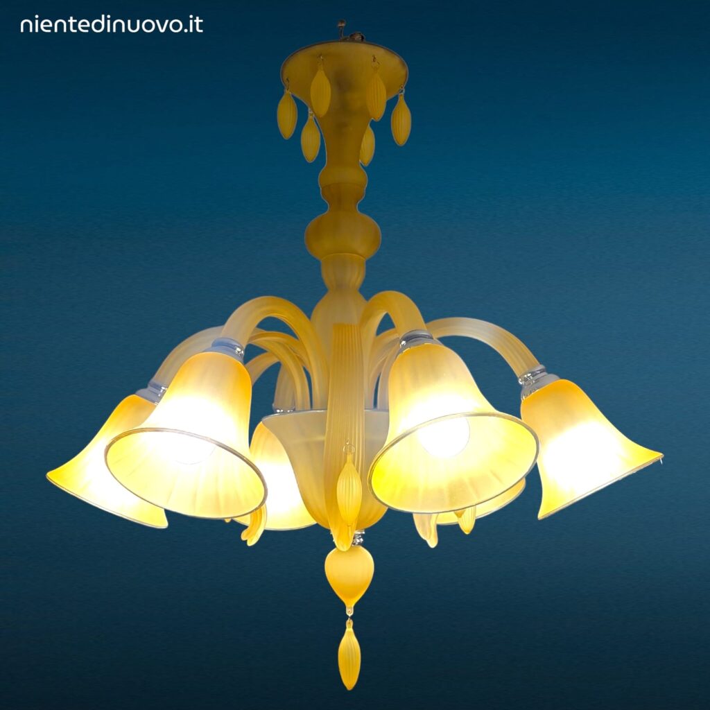 Lampadario moderno in vetro satinato ambra con sei luci e pendenti in vetro soffiato