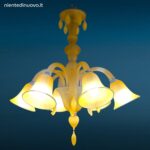 Lampadario moderno in vetro satinato ambra con sei luci e pendenti in vetro soffiato