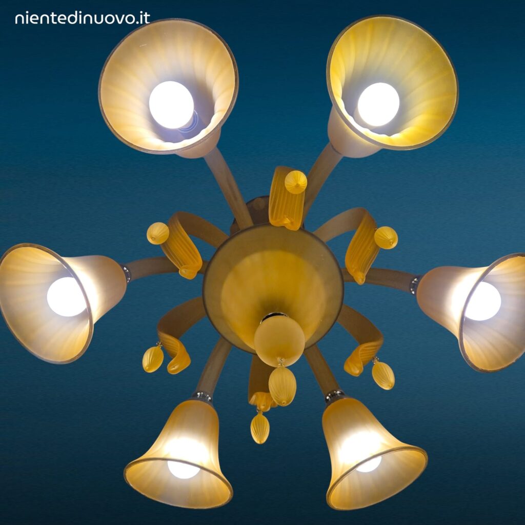 Lampadario moderno in vetro satinato ambra con sei luci e pendenti in vetro soffiato