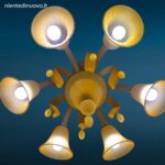 Lampadario moderno in vetro satinato ambra con sei luci e pendenti in vetro soffiato
