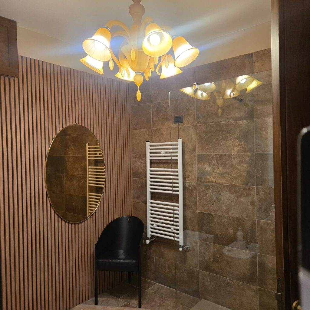 Lampadario moderno in vetro satinato ambra con sei luci e pendenti in vetro soffiato