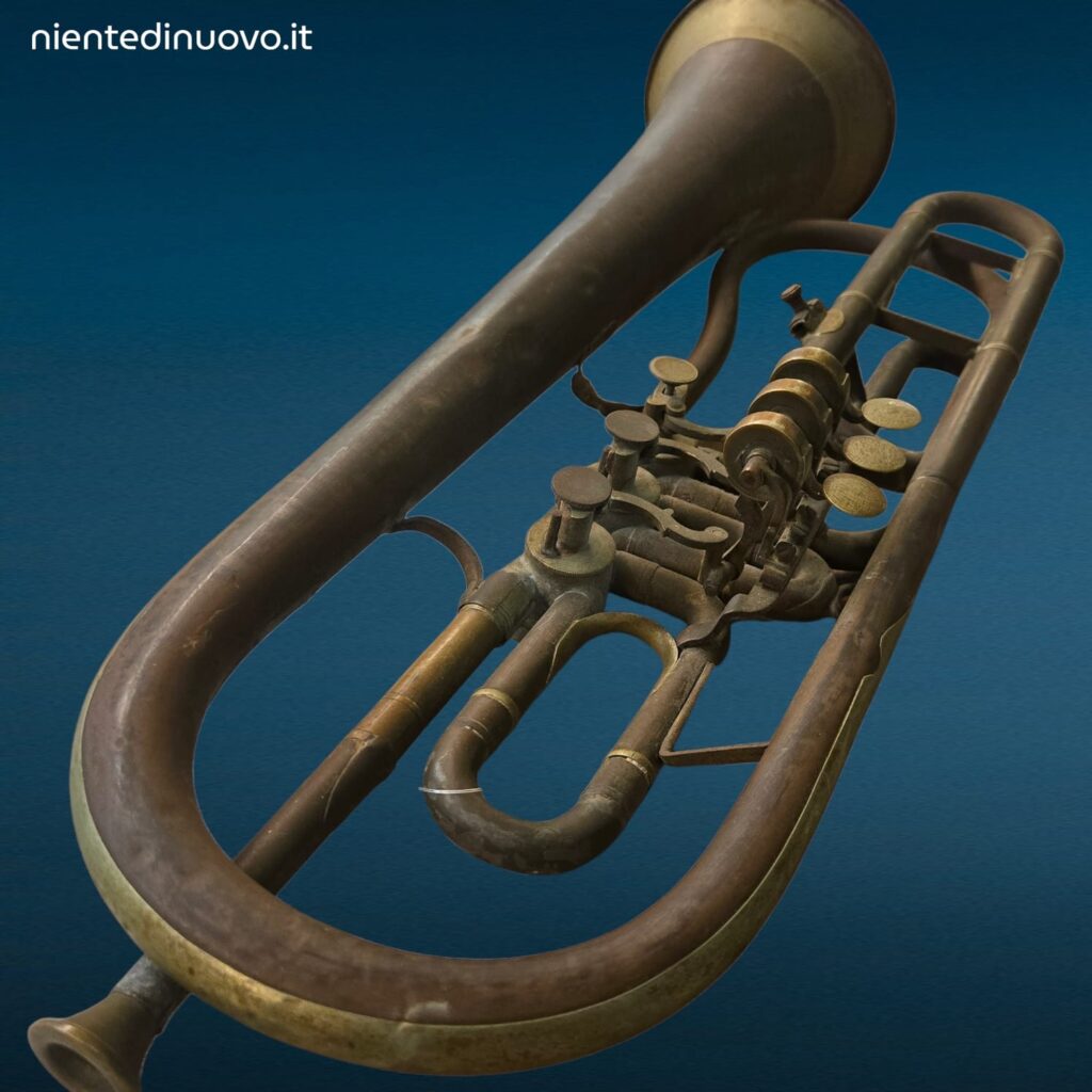 Vecchia tromba in ottone da decorazione con segni del tempo